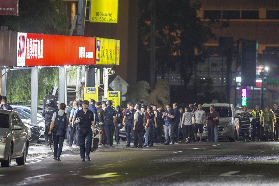 台湾桃园歹徒挟持9名人质 持枪与警方对峙后被捕