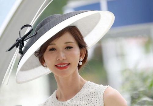 林志玲婚后首亮相同英国女王看赛马，林志玲圆礼帽搭配小白裙高贵典雅