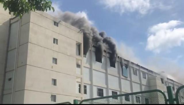 深圳比亚迪厂区发生火灾，浓烟从窗口冒出，明火已被扑灭无人伤亡