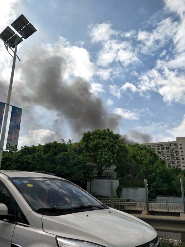 深圳比亚迪厂区发生火灾，浓烟从窗口冒出，明火已被扑灭无人伤亡