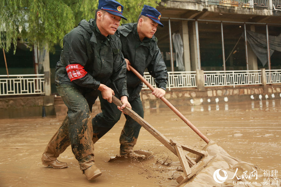 强降雨致福建南平城区淤泥堆积 森林消防指战员紧急抢险
