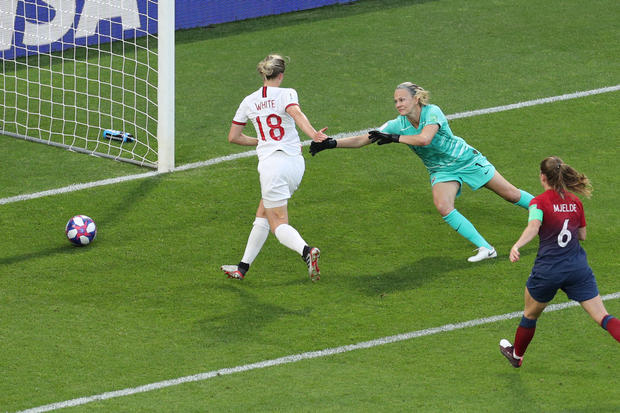 贝克汉姆携小七助阵世界杯 英格兰女足晋级
