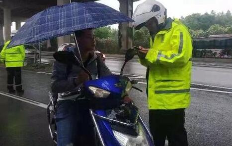 上海骑车不得手中持物怎么回事？上海骑车手中持物会罚多少钱详情