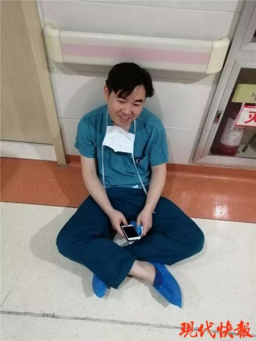 医生瘫坐老婆病房什么情况？医生瘫坐老婆病房事件始末网友大赞