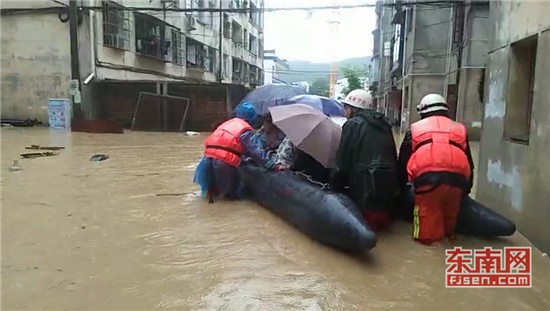 强降雨致泰宁严重内涝 消防转移百余名被困群众