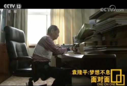 央视专访袁隆平 90岁高龄依旧坚守在办公室