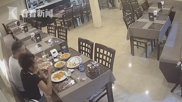 女子拔腿毛丢菜里什么情况 为了免单还真是什么事都能做