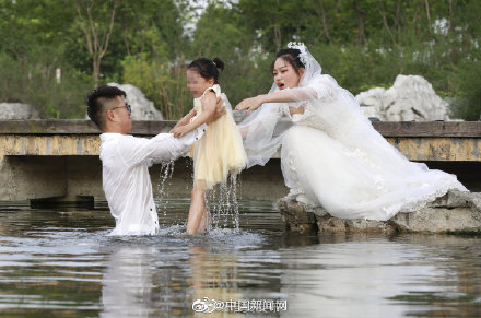 穿婚纱救人被质疑怎么回事 穿婚纱救人被质疑事件始末