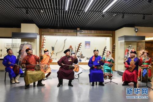 7月15日，在赤峰博物馆，《格萨（斯）尔》国家级非遗传承人金巴扎木苏（前排右二）和团队一起表演节目。新华社记者 刘磊 摄