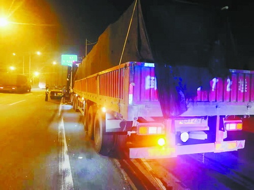 厦门交通执法部门凌晨出击联合执法 查获三辆超限货车