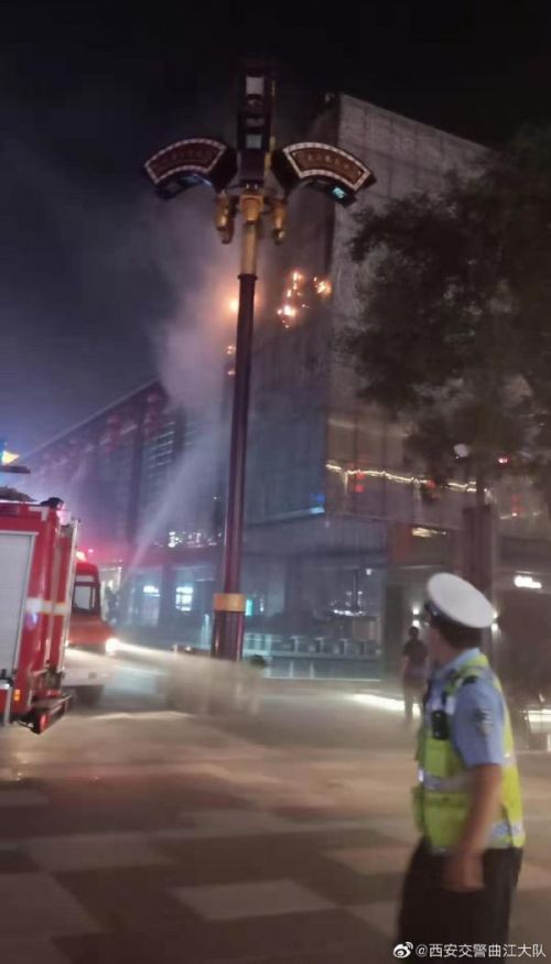 大唐不夜城着火什么情况 楼房外立面起火消防迅速扑灭