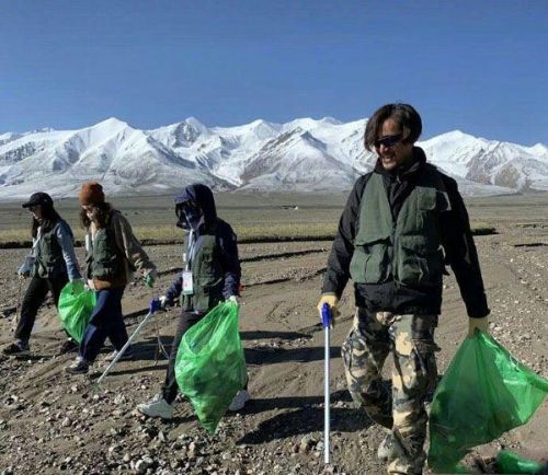 胡歌青海做公益照片曝光不修边幅也很帅 胡歌去青海做什么公益详情