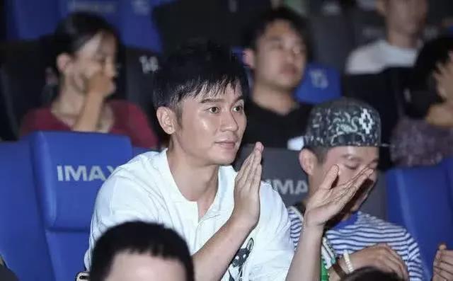 范冰冰李晨各自出席活动笑开花 范冰冰同天与男主持拥抱很开心