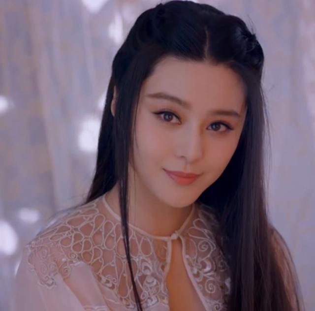 范冰冰李晨各自出席活动笑开花 范冰冰同天与男主持拥抱很开心