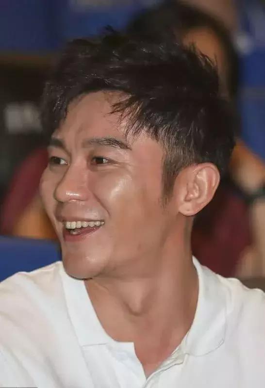 范冰冰李晨各自出席活动笑开花 范冰冰同天与男主持拥抱很开心