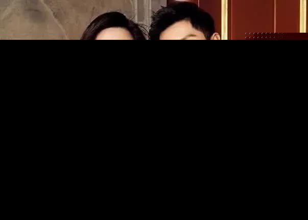 范冰冰李晨各自出席活动笑开花 范冰冰同天与男主持拥抱很开心