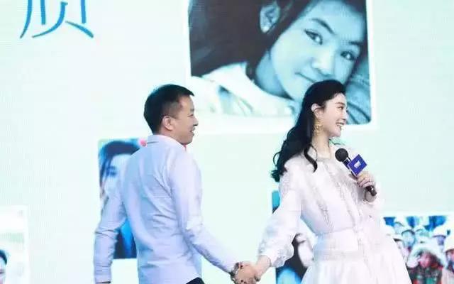 范冰冰李晨各自出席活动笑开花 范冰冰同天与男主持拥抱很开心