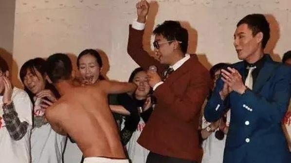 王源被私生饭追车现场画面触目惊心，王源在哪里被追车？