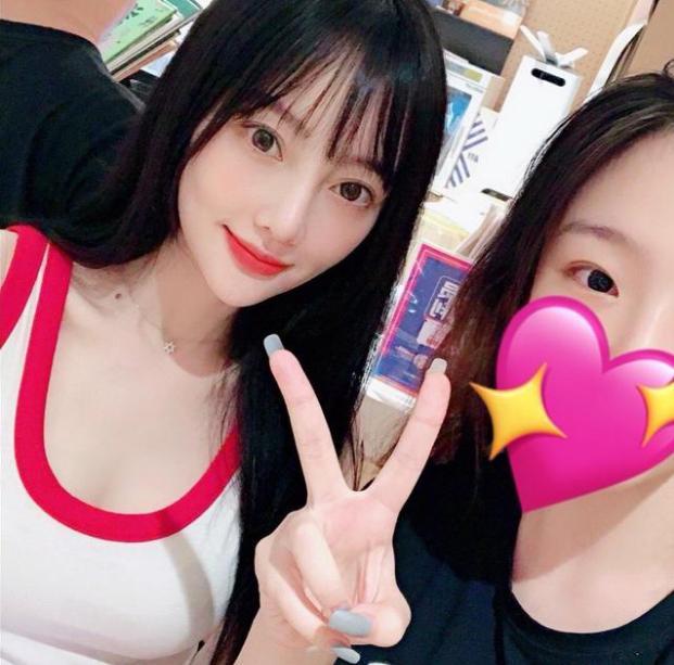 李小璐带甜馨逛街 母女二人穿亲子装超有范甜馨大长腿惹人羡