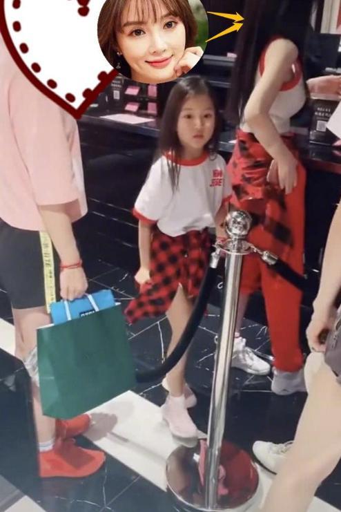 李小璐带甜馨逛街 母女二人穿亲子装超有范甜馨大长腿惹人羡
