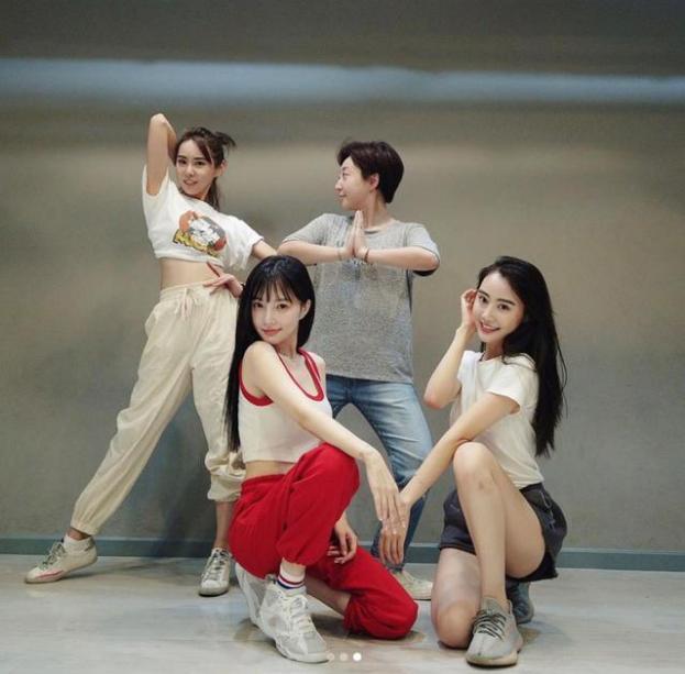 李小璐带甜馨逛街 母女二人穿亲子装超有范甜馨大长腿惹人羡