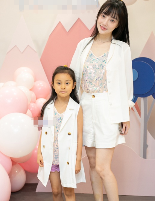 李小璐带甜馨逛街 母女二人穿亲子装超有范甜馨大长腿惹人羡