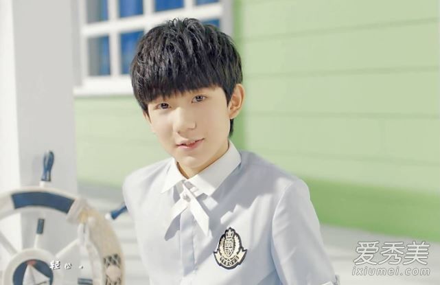 王源被私生饭四辆车围堵险些造成车祸，王源2019最新消息