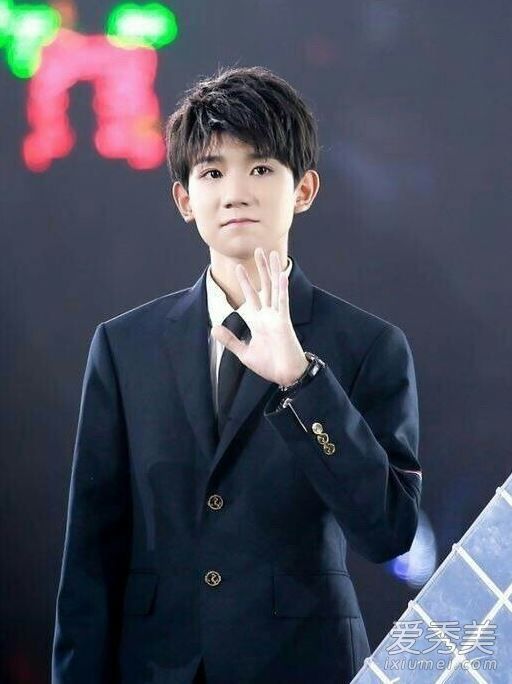 王源被私生饭四辆车围堵险些造成车祸，王源2019最新消息