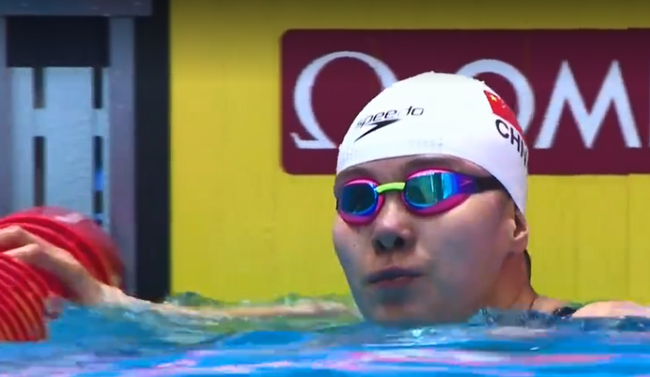 傅园慧吃止疼药参加女子50米仰泳获得小组第一