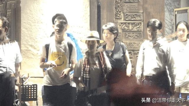 张国立邓婕养子正脸照首曝光 夫妻俩用餐后开车带男孩回家