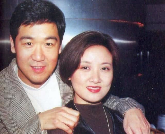 张国立邓婕养子正脸照首曝光 夫妻俩用餐后开车带男孩回家