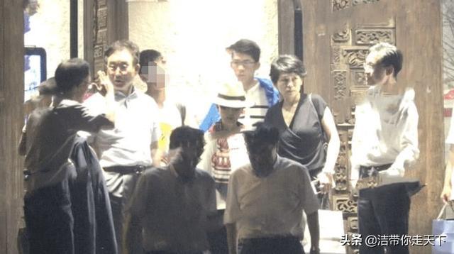 张国立邓婕养子正脸照首曝光 夫妻俩用餐后开车带男孩回家