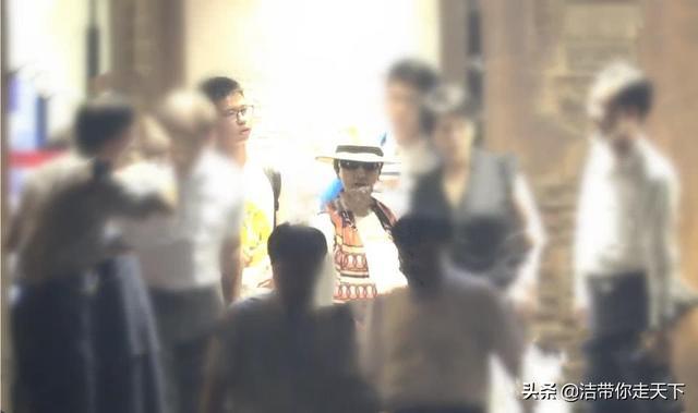 张国立邓婕养子正脸照首曝光 夫妻俩用餐后开车带男孩回家