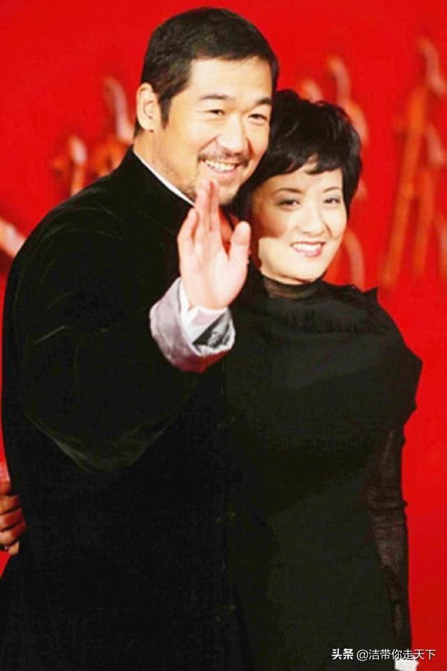 张国立邓婕养子正脸照首曝光 夫妻俩用餐后开车带男孩回家