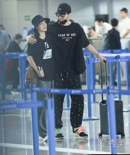 刘翔吴莎穿情侣装甜蜜出游 刘翔吴莎机场秀恩爱 刘翔吴莎结婚了吗