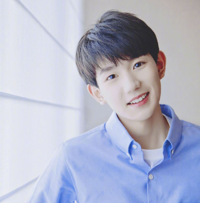 王源被私生饭追车现场触目惊心 被四辆出租车并排跟车尾随