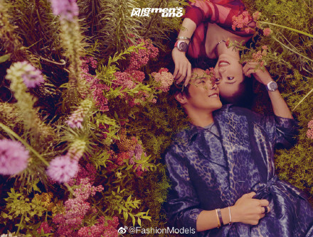 向佐郭碧婷首次封面合体，向佐宠爱郭碧婷细节曝光太甜了