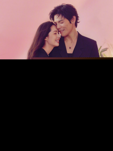 向佐郭碧婷首次封面合体，向佐宠爱郭碧婷细节曝光太甜了