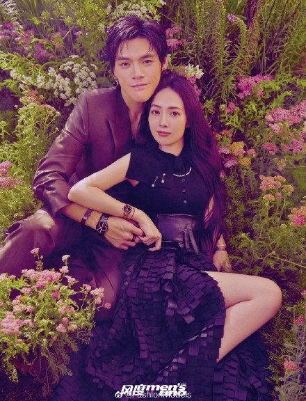 向佐郭碧婷首次封面合体，向佐宠爱郭碧婷细节曝光太甜了