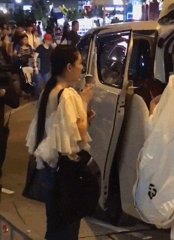 郭碧婷撒娇抢向佐雪糕吃 二人甜蜜撒狗粮