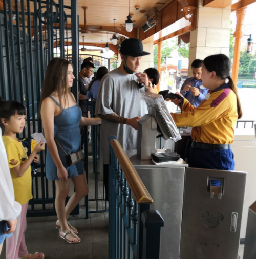 蒋劲夫疑有新恋情是真的假的？蒋劲夫与外国美女同游迪士尼照片曝光
