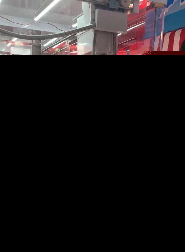 景甜三里屯抓娃娃被偶遇，网友晒无ps无滤镜照说：女明星真的美