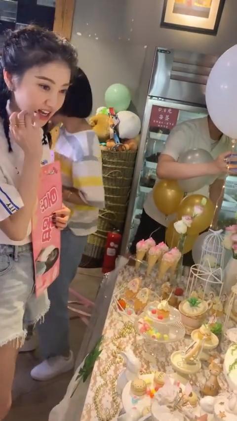 景甜三里屯抓娃娃被偶遇，网友晒无ps无滤镜照说：女明星真的美