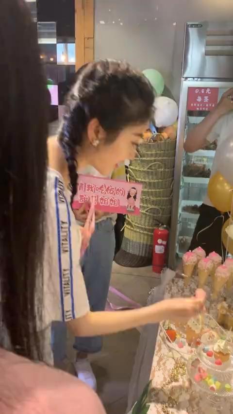 景甜三里屯抓娃娃被偶遇，网友晒无ps无滤镜照说：女明星真的美