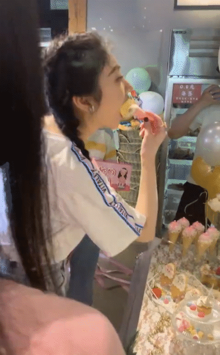 景甜三里屯抓娃娃被偶遇，网友晒无ps无滤镜照说：女明星真的美