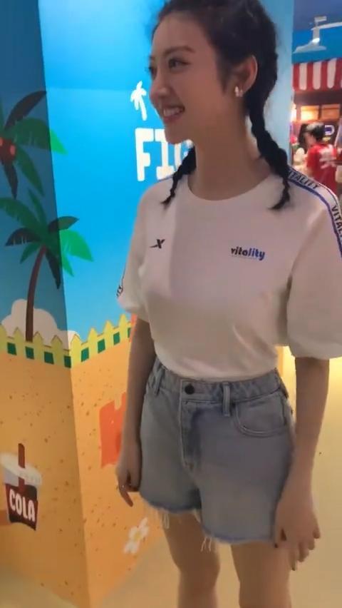 景甜三里屯抓娃娃被偶遇，网友晒无ps无滤镜照说：女明星真的美