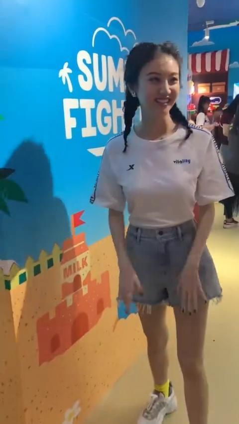 景甜三里屯抓娃娃被偶遇，网友晒无ps无滤镜照说：女明星真的美