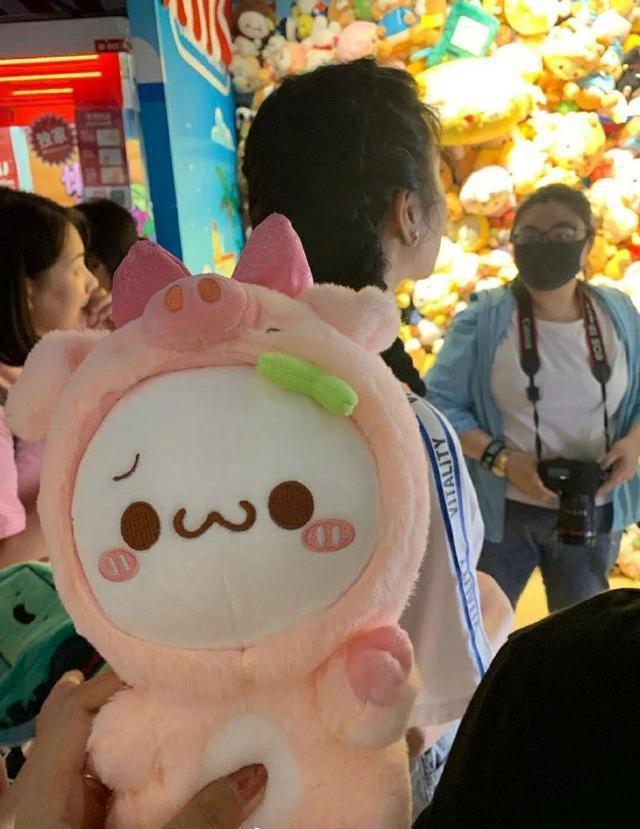 景甜三里屯抓娃娃被偶遇，网友晒无ps无滤镜照说：女明星真的美