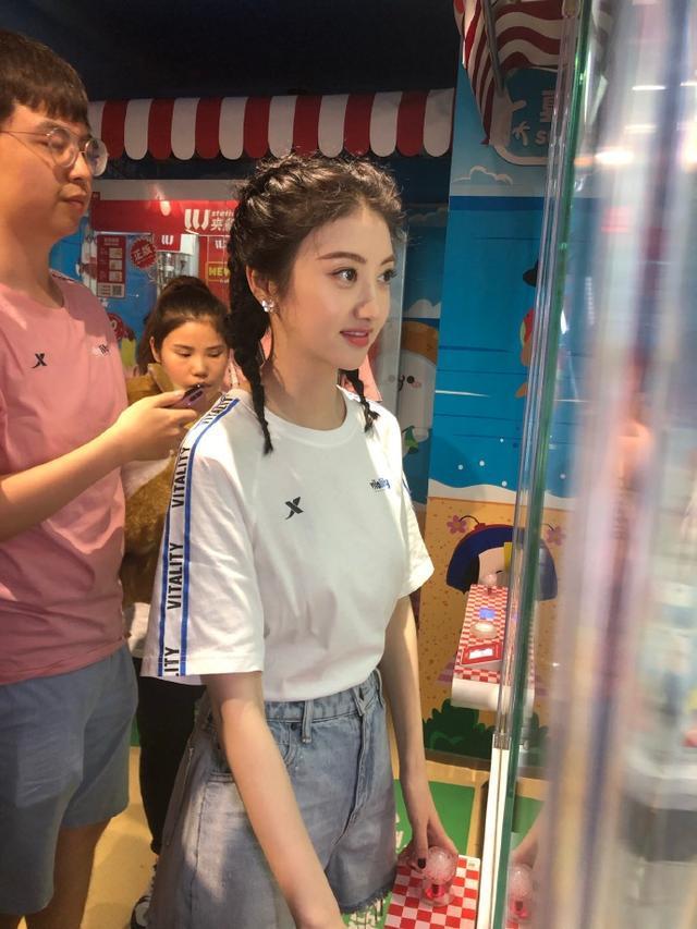 景甜三里屯抓娃娃被偶遇，网友晒无ps无滤镜照说：女明星真的美