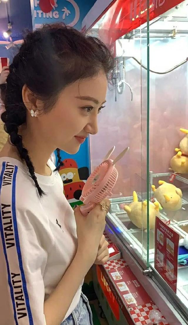 景甜三里屯抓娃娃被偶遇，网友晒无ps无滤镜照说：女明星真的美